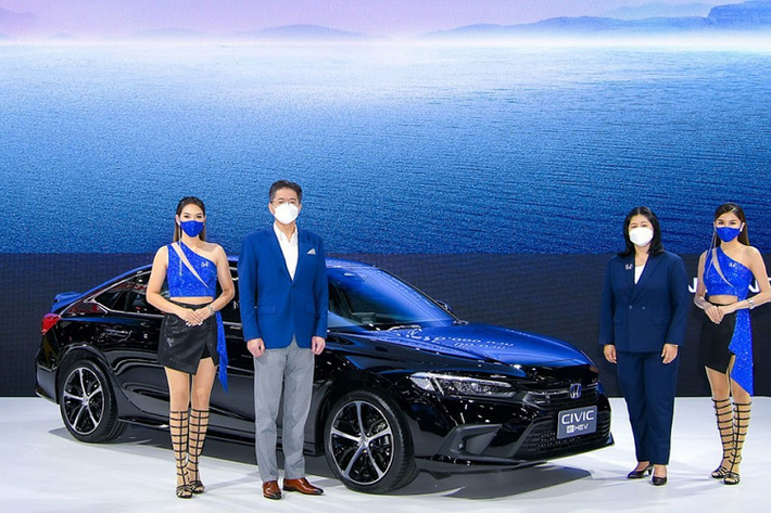 Honda Civic 2022 bản hybrid e:HEV lần đầu tiên trình làng tại thị trường Thái Lan vào tháng 3 năm nay. Sau 3 tháng, mẫu xe này mới được công bố giá bán. Theo đó, tại thị trường Thái Lan, xe có 2 bản trang bị là EL+ và RS. Giá xe Honda Civic 2022 bản hybrid mới dao động từ 1,129 - 1,259 triệu Baht (khoảng 747 - 833 triệu đồng).