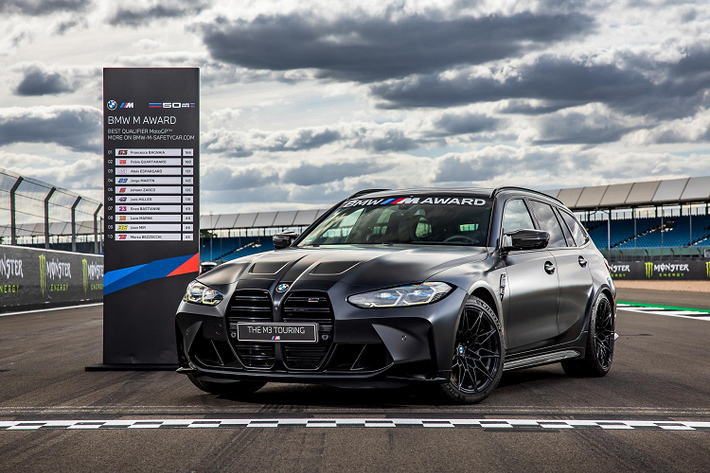 Bên cạnh những nâng cấp với kiểu dáng Wagon, BMW M3 Touring 2023 đầu tiên còn được trang bị một loạt các nâng cấp từ M Performance. Mới đây, hãng xe đã có những động thái mới nhằm tăng sức ảnh hưởng của mẫu xe này đối với giải đua MotoGP bằng cách tuyên bố tặng chiếc M3 Touring thương mại đầu tiên cho tay đua.