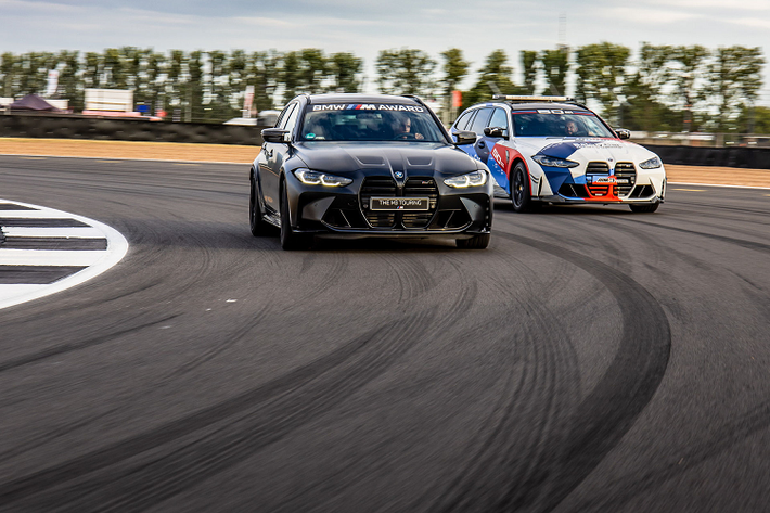 Giải thưởng BMW M năm nay dành cho tay đua MotoGP có kết quả vòng loại tốt nhất. Người chiến thắng năm 2022 sẽ được tặng chiếc BMW M3 Touring thương mại đầu tiên, dự kiến sẽ được giới thiệu vào cuối tuần này tại Silverstone. Chiếc BMW M3 Competition Touring 2023 đầu tiên xuất xưởng được sơn màu Frozen Black, khoang nội thất được bọc da Merino và da màu đen Black cho ghế thể thao M.
