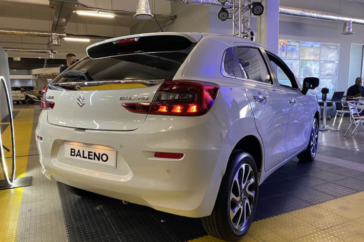Tại thị trường Nam Phi, Suzuki Baleno thế hệ mới được chia thành 2 phiên bản, bao gồm GL và GLX. Hiện giá xe Suzuki Baleno 2022 ở thị trường này vẫn chưa được hé lộ. Trong khi đó, tại thị trường Ấn Độ, xe có 4 phiên bản và giá bán dao động từ 635.000 - 949.000 Rupee (khoảng 193 - 289 triệu đồng).