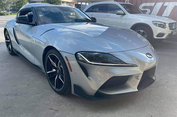 Mãi đến nay, sau hơn 3 tháng xuất hiện tại Việt Nam, chiếc xe thể thao Toyota GR Supra 2020 hàng hiếm này lại bị bắt gặp trong tình trạng khá nhem nhuốc. Cụ thể, xe được để trong 1 bãi xe và không được trùm bạt nên khiến ngoại thất bám bụi dày đặc.