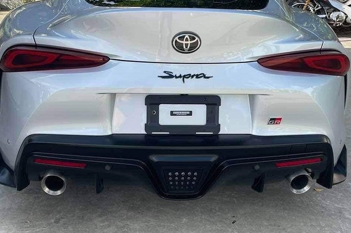 Mức giá xe Toyota GR Supra thế hệ thứ 5 ở Việt Nam không được tiết lộ, còn tại thị trường nước ngoài nó có mức bán ra từ 1,13 tỷ đến 1,26 tỷ đồng. Mẫu xe thể thao hàng hiếm Toyota GR Supra thế hệ mới đầu tiên về dải đất hình chữ S thuộc phiên bản Premium, xe được trang động cơ máy xăng 6 xi-lanh thẳng hàng, tăng áp, dung tích 3.0 lít, sản sinh ra công suất tối đa 335 mã lực và mô-men xoắn cực đại lên đến 494 Nm.