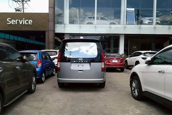 Hiện chưa rõ TC Motor trong thời gian tới sẽ phân phối dòng Hyundai Staria 2022 thế hệ mới với nhiều phiên bản hay không.Tại thị trường Thái Lan, Hyundai ở Thái Lan đang phân phối dòng Hyundai Staria với tổng cộng 2 phiên bản 2.2 Diesel S AT và 2.2 SEL Diesel AT với mức giá lần lượt 1,2 và 1,4 tỷ đồng.
