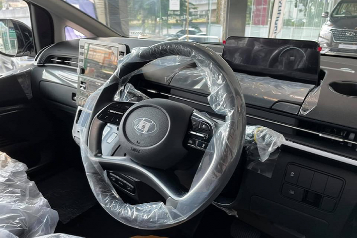 Khả năng cao, chiếc Hyundai Staria tại Việt Nam là phiên bản sử dụng động cơ dầu 4cyl 2.2L tăng áp cho công suất tối đa 177 mã lực tại 3.800 vòng/phút và mô-men xoắn cực đại 430Nm tại dải vòng tua 1.500 – 2.500 vòng/phút.