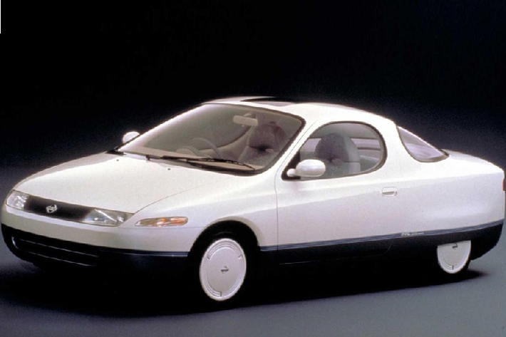 Nissan đã sớm dẫn đầu trong lĩnh vực xe điện bởi vì hãng là người đi tiên phong trong việc chế tạo, không dựa trên mẫu xe hiện có là Leaf. Tuy nhiên, trước khi bản phác thảo đầu tiên của Leaf được vẽ ra, Nissan đã không chỉ thể hiện sự quan tâm, mà còn cả tài năng trong việc chế tạo xe điện - đó chính là chiếc Nissan FEV đời 1991.