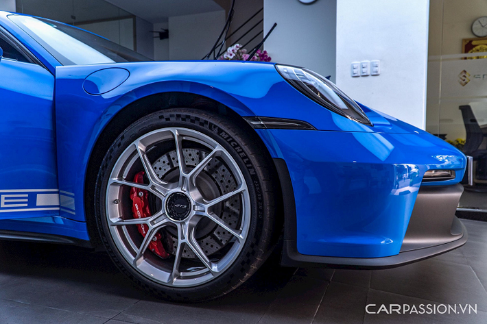 Porsche 911 GT3 trang bị động cơ 6 xi-lanh, dung tích 4,0L hút khí tự nhiên, sản sinh công suất 502 mã lực và mô-men xoắn 469 Nm. Đi kèm hộp số ly hợp kép PDK 7 cấp hoặc số sàn 6 cấp và hệ dẫn động cầu sau.