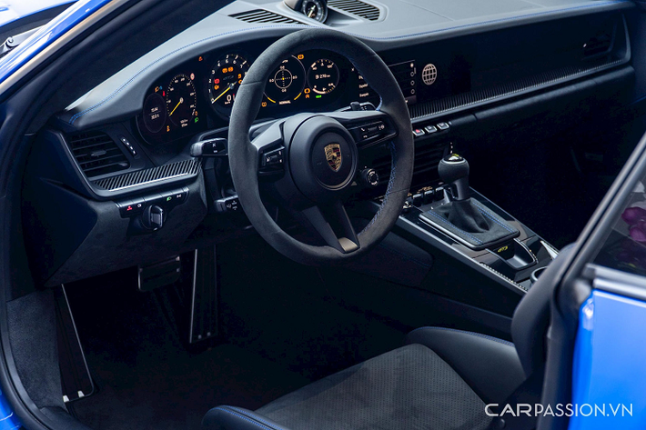 Các kỹ sư đã sử dụng thiết lập xương đòn kép từ mẫu xe đua 911 RSR và GT3 Cup, sau đó cải tiến lại để phù hợp cho việc vận hành trên đường trường. Xe được trang bị hệ thống treo đa liên kết, các khớp nối bổ sung được thêm vào trước và sau xe tạo ra khung xe sắc nét cũng như an toàn hơn.
