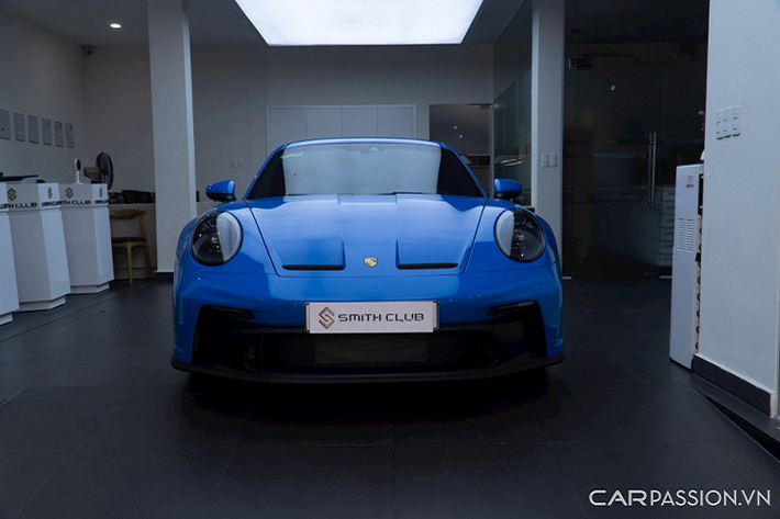 Đến nay đã có 4 chiếc Porsche 911 GT3 về Việt Nam và 3 xe đã có chủ.độ mang về bộ sưu tập của mình. Đến nay đã có 4 chiếc Porsche 911 GT3 cập bến tại Việt Nam và 3 xe đã có chủ. Chiếc Porsche 911 GT3 thứ 3 trong bài thuộc sở hữu của một người chơi xe có tiếng tại Sài Gòn, xe có tông màu xanh dương đậm Shark Blue, điểm nhấn là cụm phanh màu đỏ cùng bộ vành màu sơn bạc.