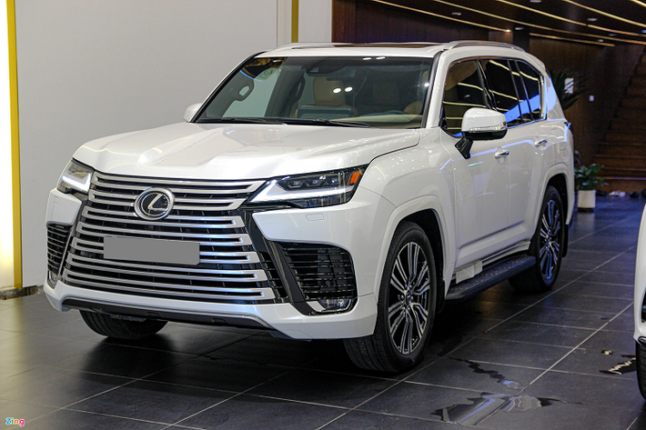 Mẫu SUV cao cấp đầu bảng Lexus LX600 hoàn toàn mới được một đại lý kinh doanh xe tư nhân ở Hà Nội chào bán với giá hơn 11 tỷ đồng. Có thể thấy rõ phần đầu xe có sự thay đổi lớn so với LX570 quen thuộc trước kia.