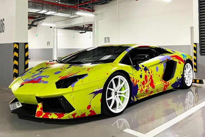 Với những chiếc siêu xe như Lamborghini Aventador biển tứ quý 9 này, sau một thời gian dài sử dụng hay các chủ nhân mới mua lại xe thường có nhu cầu thay đổi áo mới cho "chiến mã" trong lạ lẫm so với màu sơn nguyên bản và thường trào lưu thay áo này bằng phương pháp dán đề-can.