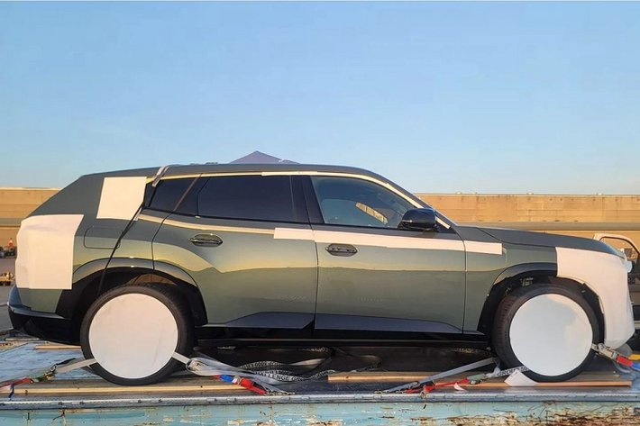 Theo kế hoạch, BMW XM hoàn toàn mới sẽ chính thức lên dây chuyền sản xuất vào tháng 12/2022 và được giới thiệu ra thị trường trong năm nay nhân dịp kỷ niệm 50 năm BMW M GmbH.