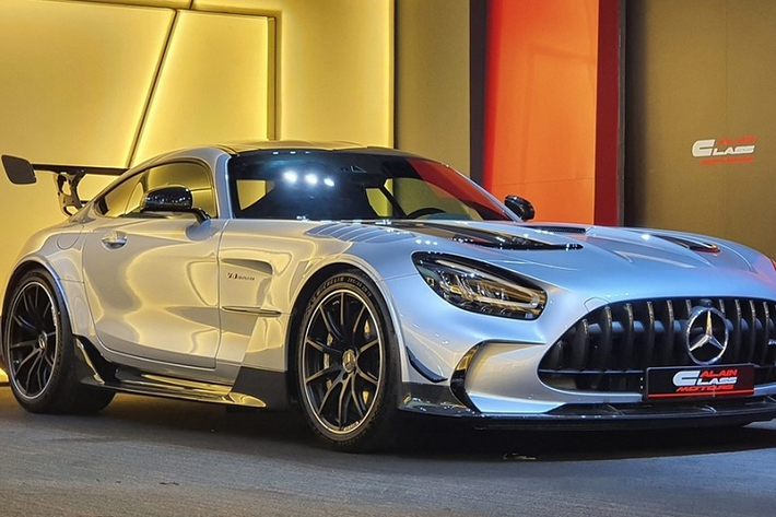 Được biết chiếc Mercedes-AMG GT Black Series được đơn vị chuyên nhập khẩu siêu xe cho Đặng Lê Nguyên Vũ hé lộ có thể mang về nước đang được chào bán từ 15 tỷ đồng, showroom bán xe này cũng không quá xa lạ với nhiều đại gia Việt.
