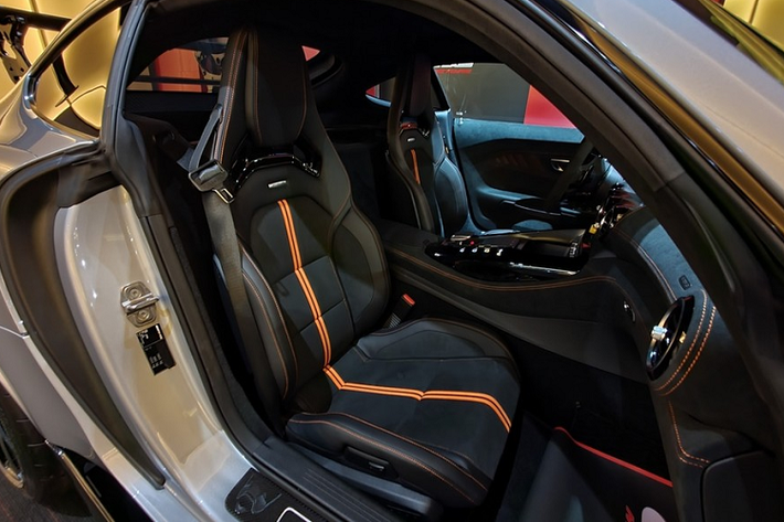 Nhìn bên ngoài Mercedes-AMG GT Black Series sắp về Việt Nam này lấy cảm hứng từ thiết kế của xe đua Mercedes-AMG GT3 với những đường nét hầm hố và ấn tượng nhất là chi tiết cánh gió đuôi khổng lồ phía sau cũng như mặt tiền xe không khác gì xe đua.