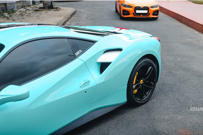 Ngay từ khi ra mắt thế giới vào năm 2015, Ferrari 488 GTB đã được đánh giá là một "người kế nhiệm" đầy lỗi lạc của mẫu xe đi trước 458 Italia, với 85% bộ phận trên 488 được thay mới so với 458. Đặc biệt, hệ thống phanh và lốp xe trên 488 GTB đều được "thửa lại" từ LaFerrari.