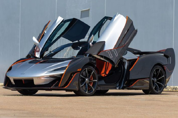 McLaren Sabre bản đặc biệt là mẫu hypercar được sản xuất dành riêng cho thị trường Mỹ với số lượng giới hạn chỉ 16 chiếc. Trong số các sản phẩm của McLaren có thiết kế hai chỗ ngồi, Sabre là mẫu xe có tốc độ cao nhất, vượt qua cả Senna và Elva.