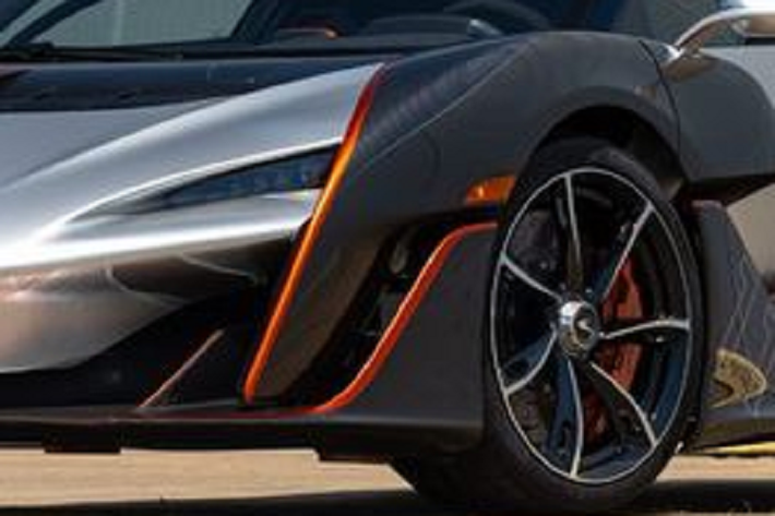 Về trang bị vận hành, McLaren Sabre sở hữu khối động cơ V8 tăng áp kép, mã hiệu M840T với công suất đầu ra 835 mã lực và 800 Nm mô-men xoắn cực đại. Đi kèm động cơ này là hộp số 7 cấp ly hợp kép. Tốc độ tối đa của McLaren Sabre có thể lên đến 350 km/h.