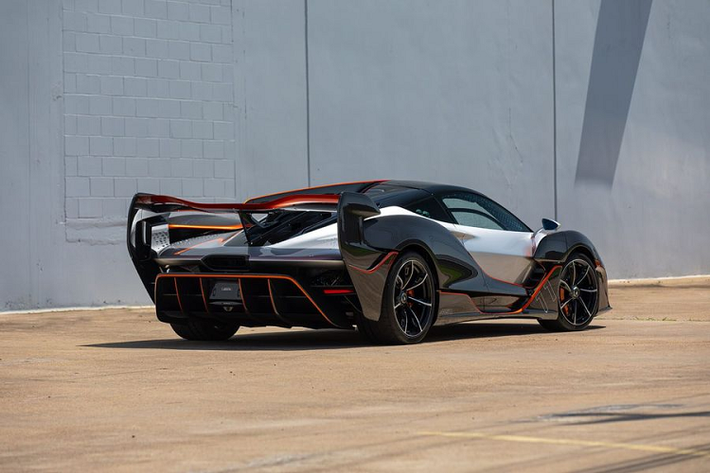 Tại thời điểm ra mắt, mức giá xe McLaren Sabre là 3,4 triệu USD (khoảng 78 tỷ đồng). Tuy nhiên, theo khảo sát của Mecum Monterey, chiếc xe này nhiều khả năng sẽ được bán lại với mức giá rất cao, lên tới 4,5-5 triệu USD (103-115 tỷ đồng).