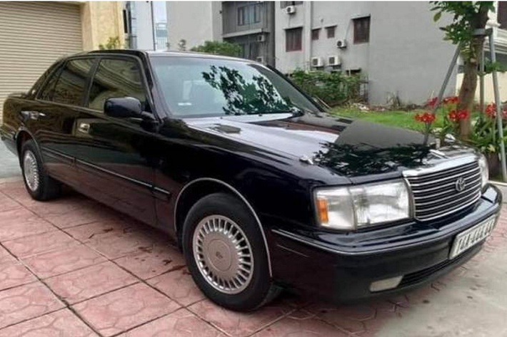 Về chiếc Crown Royal, xe được sản xuất năm 1998 và là mẫu xe "VIP" chuyên tháp tùng những cán bộ cao cấp vào thập niên 90 của thế kỷ trước.