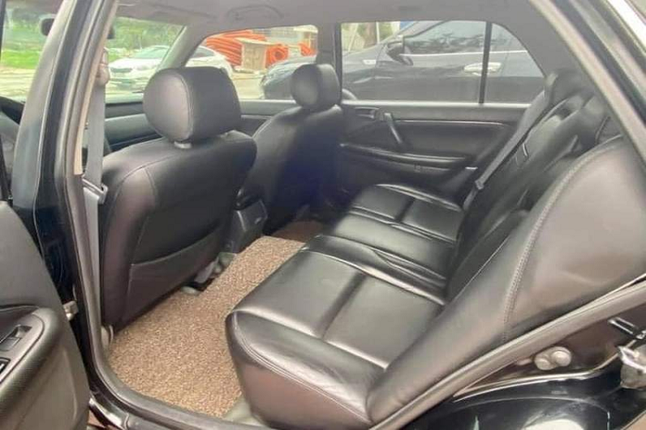 Nội thất của Toyota Crown Royal Saloon 1998 đeo biển "444.44" cũng được chăm chút khá cẩn thận, chủ cũ của chiếc xe còn lắp thêm màn hình Android hiện đại cho hệ thống giải trí.