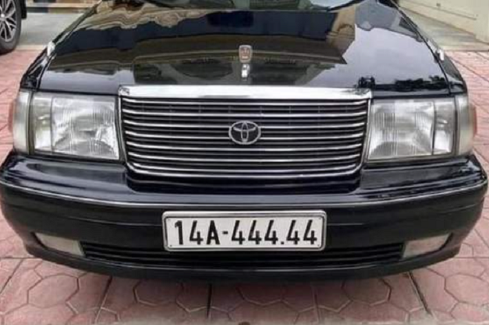 Cung cấp sức mạnh cho Toyota Crown thế hệ cũ này là khối động cơ I6, DOHC, dung tích 3.0L sản sinh công suất 220 mã lực và mô-men xoắn cực đại 295 Nm.