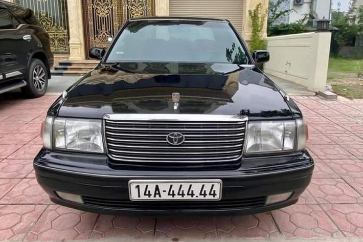 Xét riêng tấm biển ngũ quý 4 trên Toyota Crown, dãy số 444.44 trong quan niệm Á Đông tượng trưng cho sự may mắn, cân bằng âm dương, phòng tránh được tai hoạ, hòa hợp giữa người và vật. Đây cũng là tấm biển được rất nhiều người trong giới kinh doanh săn đón, trả giá cao để sở hữu.