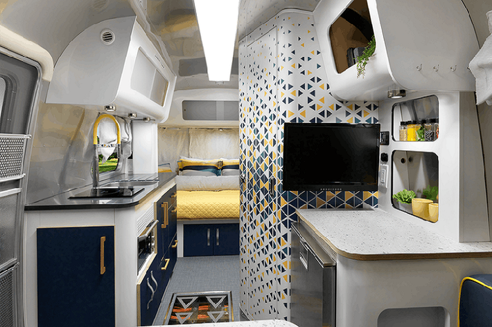 Bên trong, mẫu nhà di động của Airstream có đầy đủ các tiện ích cần thiết cho việc đi chơi dài ngày, bao gồm giường ngủ, bếp, lò vi sóng, tivi...
