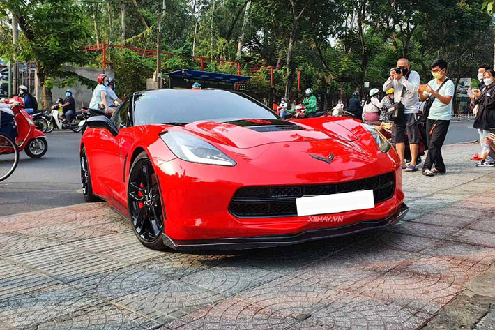 Chiếc Corvette màu đỏ này là phiên bản C7 Stingray, được nhiều tay chơi ở Sài Gòn yêu thích bởi nó sở hữu thiết kế hầm hố, động cơ mạnh mẽ cùng mức giá khá dễ chịu.