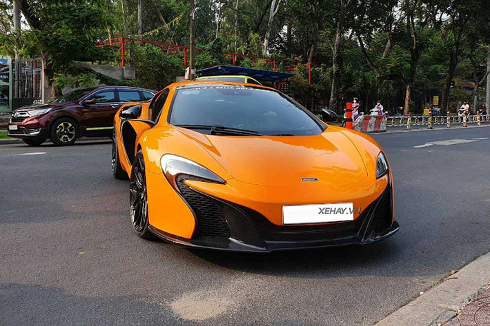 McLaren 650S Coupe độc nhất Việt Nam. Chiếc xe này chỉ vừa về nước hồi tháng 1 năm nay, xe có ngoại thất màu cam McLaren Orange nổi bật cùng mâm đa chấu sơn đen và cùm phanh màu cam nổi bật.