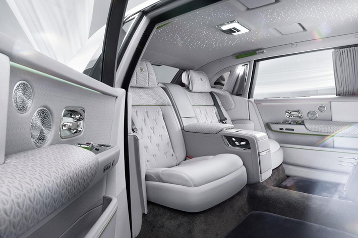 Cuối cùng, mẫu Phantom mới còn có tính năng Rolls-Royce Connected, cho phép chủ xe gửi địa chỉ điểm đến từ điện thoại thông minh đến hệ thống định vị dẫn đường của xe thông qua một ứng dụng riêng tư có tên Whispers.