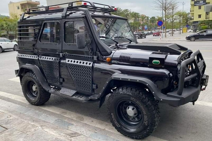 UAZ Hunter của Nga là thế hệ kế tiếp của mẫu UAZ 469 huyền thoại, được bán tại Việt Nam từ năm 2016. Tuy nhiên, năm 2018 đại lý tại Việt Nam bất ngờ ngừng cung cấp các mẫu xe UAZ từ chính hãng. Vào thời điểm mới ra mắt, UAZ Hunter đã tạo ra những ấn tượng riêng cho mình, minh chứng là ngoài những bản máy xăng, máy dầu, thì những bản độ đã dần xuất hiện tại Việt Nam nhằm đáp ứng nhu cầu chơi xe địa hình của khách hàng. Trong đó, gây ấn tượng nhất chính là phiên bản UAZ Hunter được "độ" sẵn từ Nga về với tên gọi "Chase".