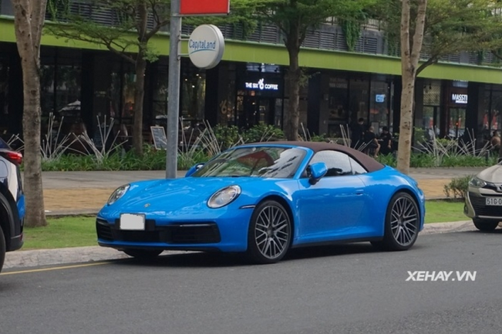 911 Carrera Cabriolet đời mới được trang bị phần mui mềm đóng/mở linh hoạt. Ở phía sau, Porsche Cabriolet có cánh lướt gió tự động cỡ lớn, đèn hậu cực kỳ mỏng và kéo dài trên toàn bộ chiều rộng của đuôi xe. Cản sau cũng được thiết kế mới, tích hợp hốc biển số hình thang to bản và cặp ống xả lớn nằm gần trung tâm hơn.