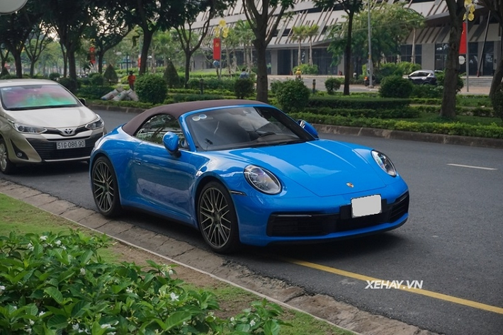Cản trước cũng được sửa đổi với viền màu đen bao quanh các lỗ thông gió 2 bên, và nằm trên là đèn LED chạy ban ngày thanh mảnh. Tăng thêm vẻ thể thao cho xe là hốc hút gió trung tâm hẹp và nắp cốp góc cạnh.