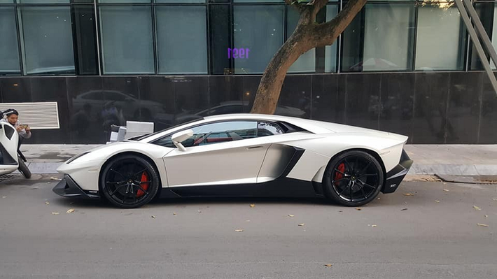 Chiếc siêu xe Lamborghini Aventador LP700-4 độ body kit Lamborghini Aventador LP720-4 50º Anniversario cũng như nội thất lột xác hoàn toàn mới vừa về Huế định cư không có nâng cấp nào ở động cơ. Sức mạnh của siêu xe Lamborghini phiên bản Aventador LP700-4 vẫn đến từ khối động cơ V12, dung tích 6.5 lít, sản sinh công suất tối đa 700 mã lực và mô-men xoắn cực đại 690 Nm.