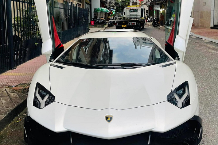 Những ngày qua, việc một chiếc siêu xe Lamborghini Aventador độ body kit LP720-4 50º Anniversario có một không hai tại dải đấ hình chữ S này xuất hiện tại Đà Nẵng đã thu hút sự quan tâm của giới mê xe ở đây. Một số thông tin ban đầu cho biết xe sẽ về Huế định cư.