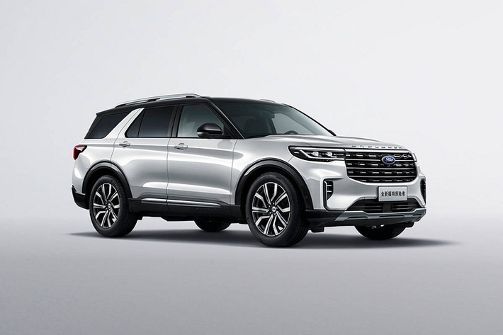 Có thể thấy rõ phong cách thiết kế mới của hãng Ford qua khu vực đầu xe với lưới tản nhiệt hình chữ "U" cỡ lớn. Ở phiên bản thường, xe sẽ được trang bị mắt lưới đa điểm mạ crôm bên trong lưới tản nhiệt. Trong khi đó, phiên bản ST-Line dùng lưới tản nhiệt với mắt lưới hình tổ ong, sơn màu đen hầm hố hơn.