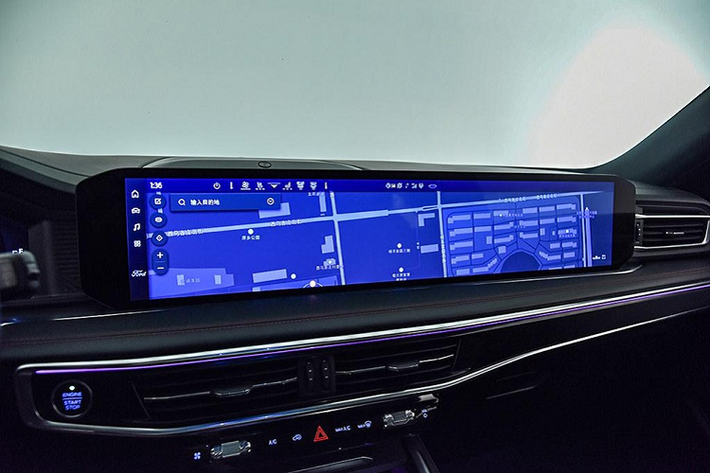Những thay đổi đáng chú ý nhất của Ford Explorer 2023 phần lớn đều tập trung ở bên trong xe. Tại đây, chúng ta sẽ bắt gặp màn hình 4K cỡ lớn trên mặt táp-lô với kích thước lên đến 27 inch. Màn hình này kéo dài từ bảng đồng hồ đến cửa gió ở góc bên phải của mặt táp-lô, phục vụ cả người lái lẫn hành khách phía trước với chế độ chia màn hình.