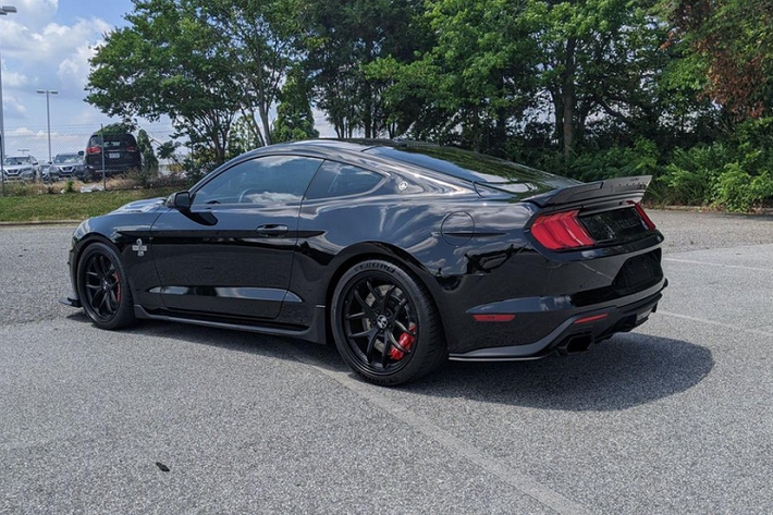 Ngoài sức mạnh đáng ngạc nhiên này ra, Shelby Super Snake còn sở hữu rất nhiều tùy chọn đậm chất xe đua và tất nhiên là bộ body kit rất cá tính để khẳng định vị thế "siêu rắn" so với những chú "rắn hổ mang" khác chẳng hạn như Ford Mustang Shelby GT500 2021 độc nhất Việt Nam đã xuất hiện. Nhìn bên ngoài dễ thấy rằng Shelby Super Snake sở hữu body kit rất hầm hố với cản va trước tích hợp cánh lướt gió cỡ lớn, 2 bên hốc gió trước được trang bị thêm nhiều thanh nẹp gia cố...