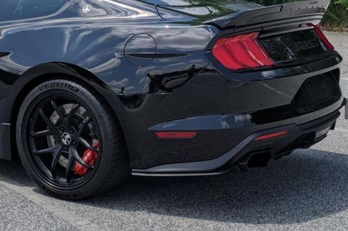 Giá xe Ford Mustang tiêu chuẩn tại nước ngoài bắt đầu chỉ hơn 500 triệu đồng nhưng để sở hữu mẫu xe thể thao tốc độ như "siêu rắn" Shelby Super Snake khách hàng cần phải chi ra số tiền gấp 4,5 lần, khi phải chi trả ít nhất 3,05 tỷ đồng.
