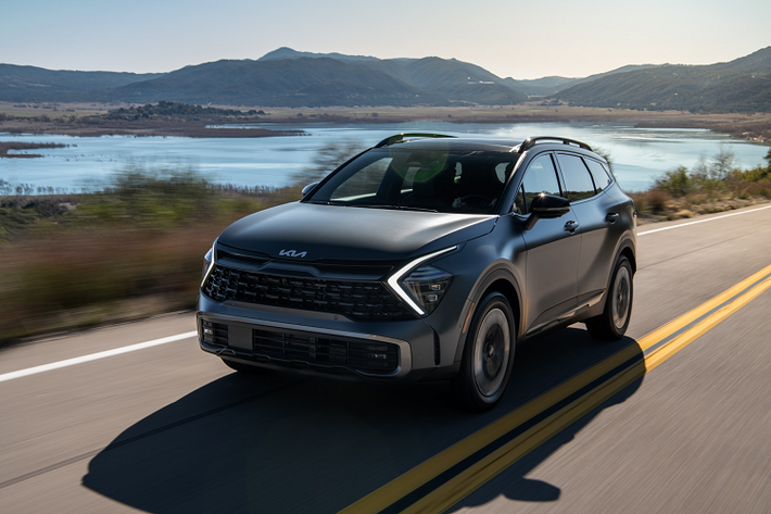Phạm vi hoạt động hoàn toàn bằng điện của xe Kia Sportage PHEV 2023 là 51 km. Hệ dẫn động 4 bánh là trang bị tiêu chuẩn và xe có hộp số tự động 6 cấp.