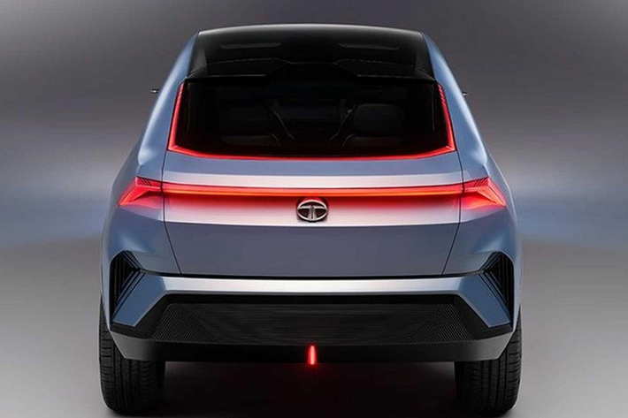 Vì là một bản concept còn cách xa giai đoạn sản xuất, vậy nên chiếc xe không có tay nắm cửa và có trang bị camera nhỏ thay thế cho gương chiếu hậu bên. Một đặc điểm thiết kế hết sức thú vị của Tata Curvv là dải đèn LED ở phía sau, chạy vòng quanh theo hình dạng của cửa sổ sau.