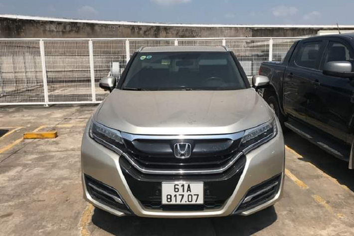 Đầu xe nổi bật với lưới tản nhiệt lớn, có thiết kế liền mạch với cặp đèn pha LED. Đèn pha LED ở UR-V cũng tương tự Civic, CR-V. Xem kĩ có thể thấy đầu và đuôi xe không có các cảm biến va chạm.