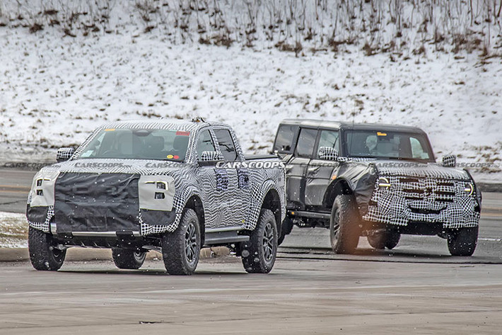 Ngoài động cơ mạnh mẽ hơn và thiết kế hầm hố hơn, Ford Ranger Raptor 2022 dự kiến còn được trang bị hệ thống treo khác biệt so với Ranger thế hệ mới. Trong khi đó, Ford Ranger 2022 vẫn được trang bị hệ thống treo độc lập phía trước và hệ thống treo cầu cứng với lò xo lá như trước
