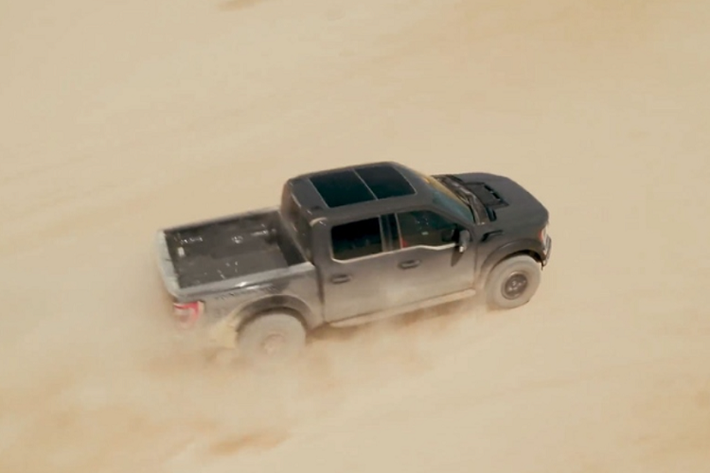 Dự kiến ra mắt vào cuối năm nay, Ford F-150 Raptor R 2023 mới vừa được hé lộ thông qua một đoạn video teaser trên Twitter. Đoạn video này tập trung phô diễn khả năng off-road trên cát lún của siêu bán tải mới.
