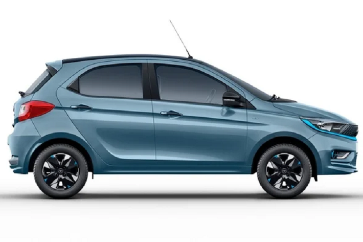 Tại Ấn, Tiago.ev 2023 siêu rẻ có nhiều cấu hình khác nhau để phù hợp với nhu cầu và túi tiền của khách hàng. Trong đó, phiên bản tiêu chuẩn của xe là Tiago.ev XE sở hữu bộ pin nhỏ 19,2 kWh, cho tầm hoạt động 250 km. Bản này có giá 8.49 Lakh (240 triệu đồng).