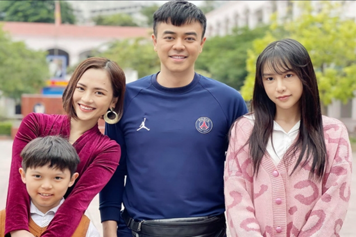 Ngoài Việt Hoa, trong phim Anh có phải đàn ông không cũng có một người vợ khác là "nữ cường" trong công việc và gia đình. Người đảm nhận vai diễn Dung - vợ Duy Anh (Tuấn Tú) chính là Thúy An. Dung là phụ nữ có sự nghiệp thành đạt, là trụ cột kinh tế của cả gia đình. Thấy vợ tất bật kinh doanh, Duy Anh đã lui về làm "hậu phương" lo chuyện nội trợ, cơm nước cho cả gia đình.