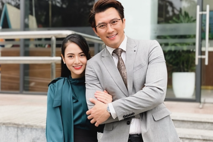 Trong phim Anh có phải đàn ông không, Việt Hoa đóng vai Lệ, vợ Minh (Hà Việt Dũng). Lệ là một người phụ nữ trẻ xinh đẹp, giỏi giang nhưng lại có chồng gia trưởng, nóng tính. Ở cơ quan, Lệ được sếp cân nhắc cho thăng chức từ trưởng nhóm đến phó phòng. Khi thấy vợ được thăng chức, Minh tỏ ra hậm hực bực tức vì thua kém vợ.