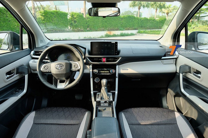 Nếu Veloz Cross được Toyota Việt Nam điều chỉnh giá bán đúng như kế hoạch, mẫu xe này sẽ tiếp tục gặp bất lợi khi cạnh tranh về giá trước các đối thủ trực tiếp. Hiện tại, Mitsubishi Xpander và Suzuki XL7, Ertiga đều có mức giá bán thấp hơn Veloz Cross.