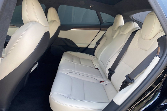 So với các phiên bản Tesla Model S còn lại, Tesla Model S Plaid 2022 gây ấn tượng với thiết kế vô lăng kiểu cắt nửa phần trên trông giống các mẫu xe viễn tưởng và được hãng xe này ví von là "tối ưu cho hệ thống lái tự động" nhưng thực tế người lái rất vất cả khi xoay vô lăng.
