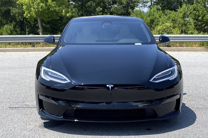 Các công ty nhập khẩu tư nhân đang làm việc khá tấp nập với SUV điện Ford Mustang Mach-E GT đầu tiên đã về Việt Nam cùng với đó là hàng chục chiếc xe Tesla với nhiều biến thể khác nhau đã được nhập về dải đất hình chữ S. Mới đây nhất, một công ty nhập khẩu tư nhân Hà Nội đã âm thầm mang về nước chiếc xe điện rất thú vị là Tesla Model S Plaid 2022 mới.