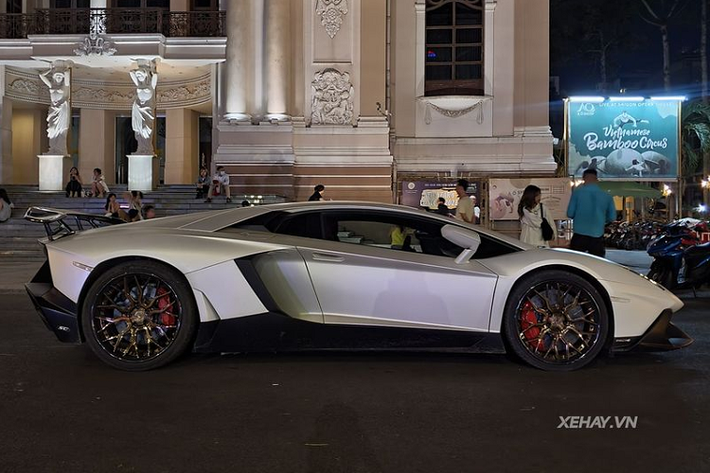 Gói độ 50th Anniversario cho Lamborghini Aventador bao gồm rất nhiều chi tiết mới được sơn đen mờ như cản trước mở rộng với hốc hút gió cỡ lớn, ốp sườn mới và cản sau thiết kế hầm hố được chia thành nhiều hốc khác nhau, phía dưới là bộ khuếch tán mạnh mẽ.